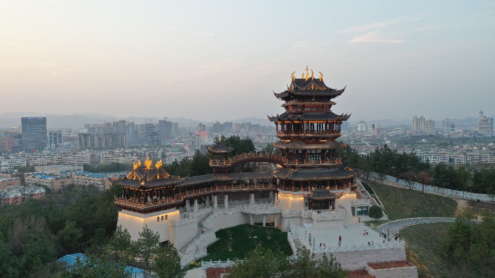 鸡鸣山上的“鸡鸣阁”是一座具有标识性的景观建筑。总体设计兼顾传统与现代，以彰显义乌历史的悠久和寄于山水的义乌文化，沿袭与鸡鸣山相关联的那些义乌人的习俗和活动，同时也体现当代义乌精神内涵。